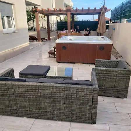 Miss Tina Τρογκίρ